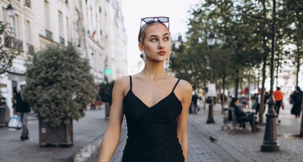 Minimalizm na Czasie: Trend na Sukienki Czarne Maxi