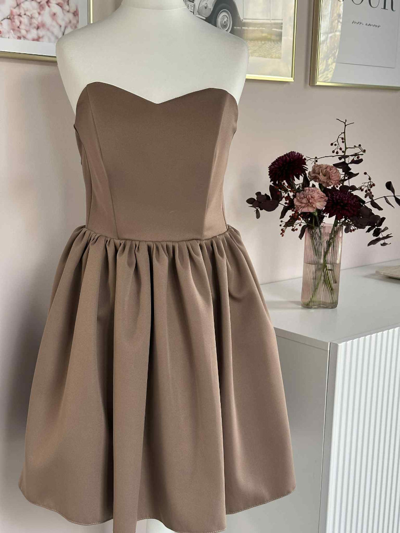 Dolly A387 - sukienka mini z dekoltem w serce i rozkloszowanym dołem w kolorze ciemnego cappucino