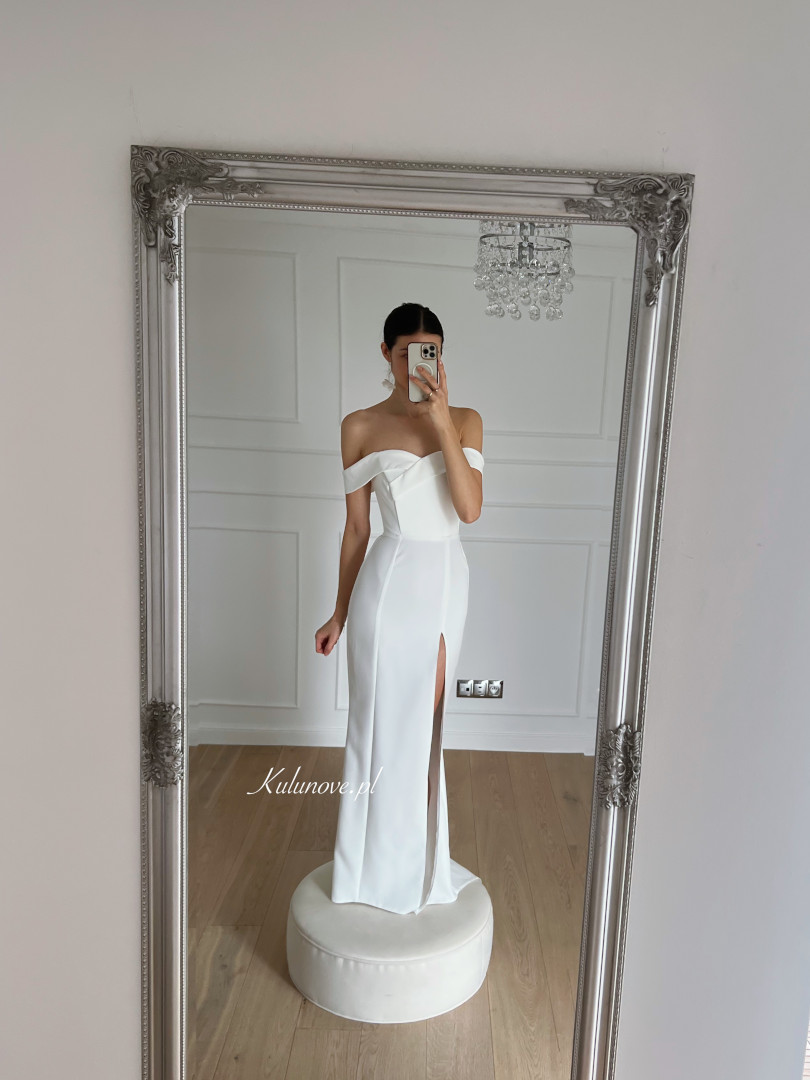 Angelina A338 - prosta elegancka  suknia maxi ecru  w stylu hiszpańskim z trenem - Kulunove zdjęcie 1