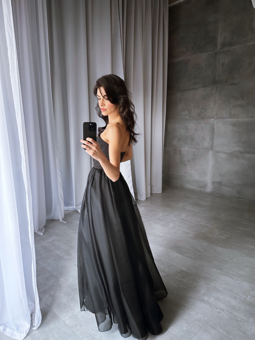Melody - czarna sukienka maxi z gorsetowym dekoltem i tiulową spódnicą