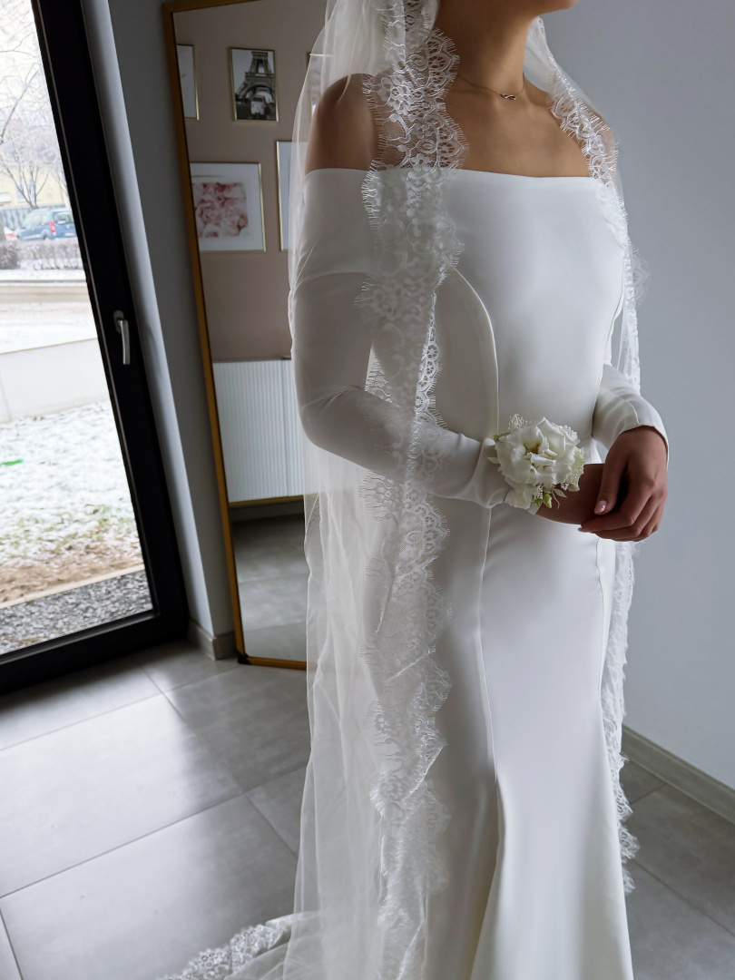 Ślubny welon katedralny ozdobiony francuską koronką