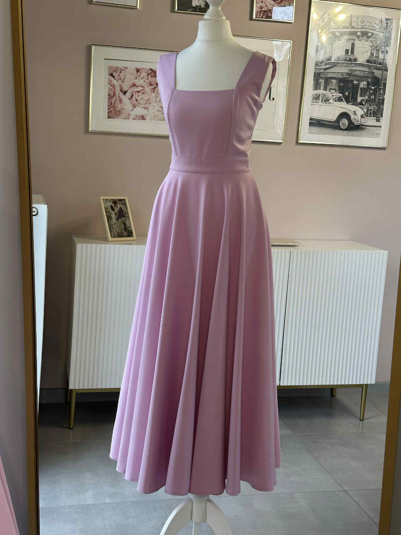 Karlie midi A394 - różowa rozkloszowana sukienka midi na szerokich ramiączkach z dekoltem karo