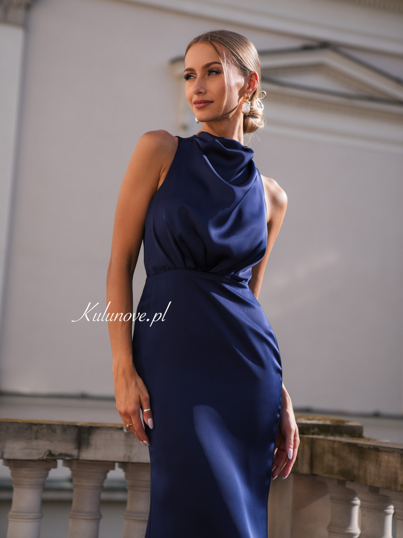 Aria A386 - elegancka sukienka maxi z lejącej satyny w kolorze granatowym - Kulunove zdjęcie 1