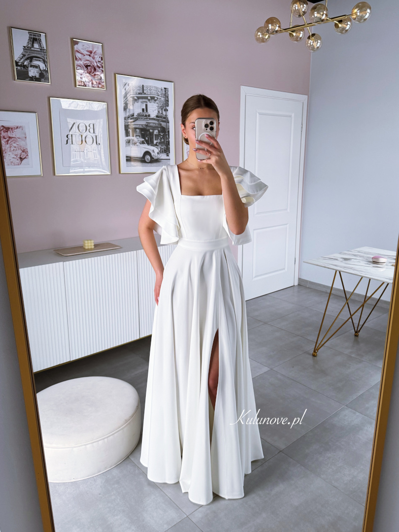 Kleo - ślubna sukienka maxi w kolorze ecru z dekoltem karo i falbaniastymi rękawami