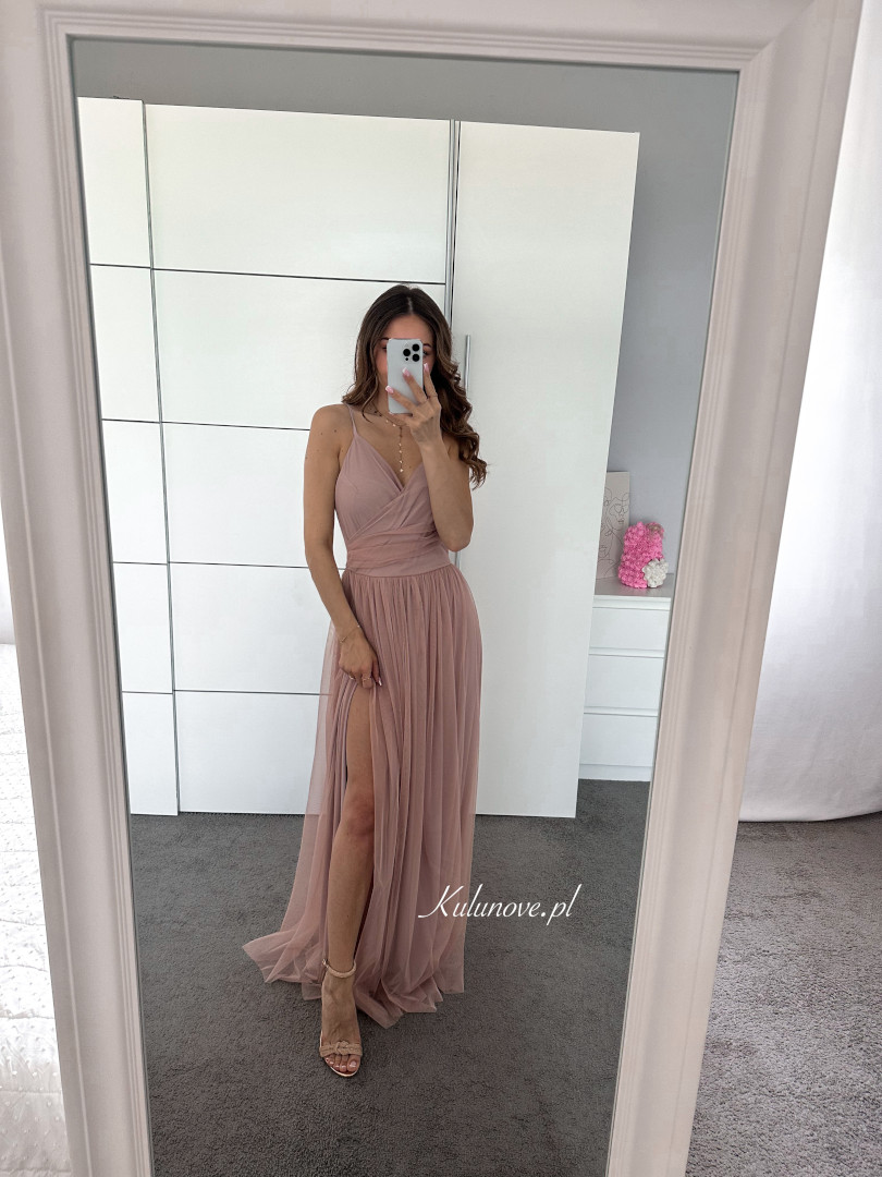 Zuri A355 - pudrowo różowa delikatna sukienka z wiskozy wykonana z tiulu na cienkich ramiączkach