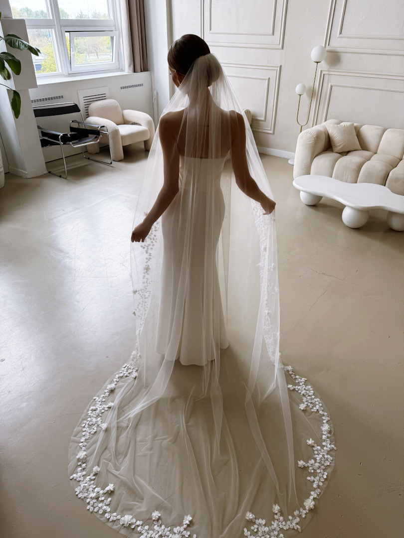 Długi efektowny welon ślubny z trójwymiarowym haftem kwiatowym 