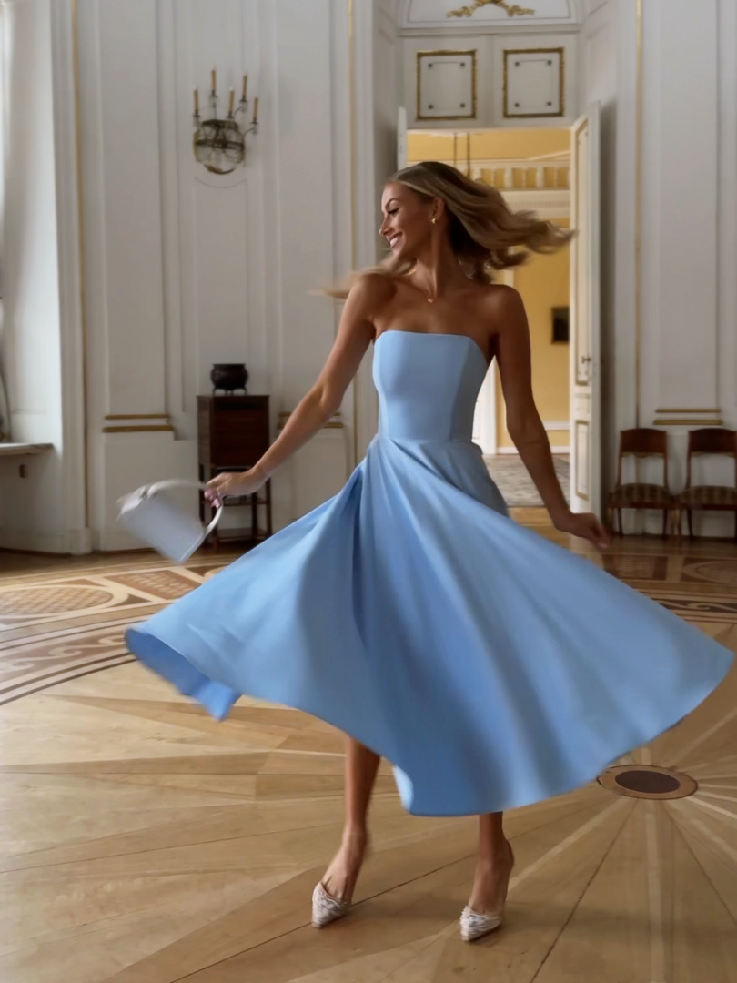 Bridget - błękitna minimalistyczna sukienka z gorsetową górą bez ramiączek