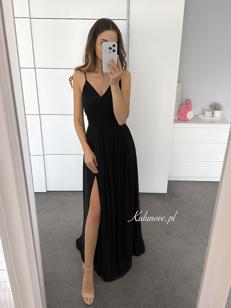 Zuri - czarna długa sukienka na ramiączkach idealna na studniówkę