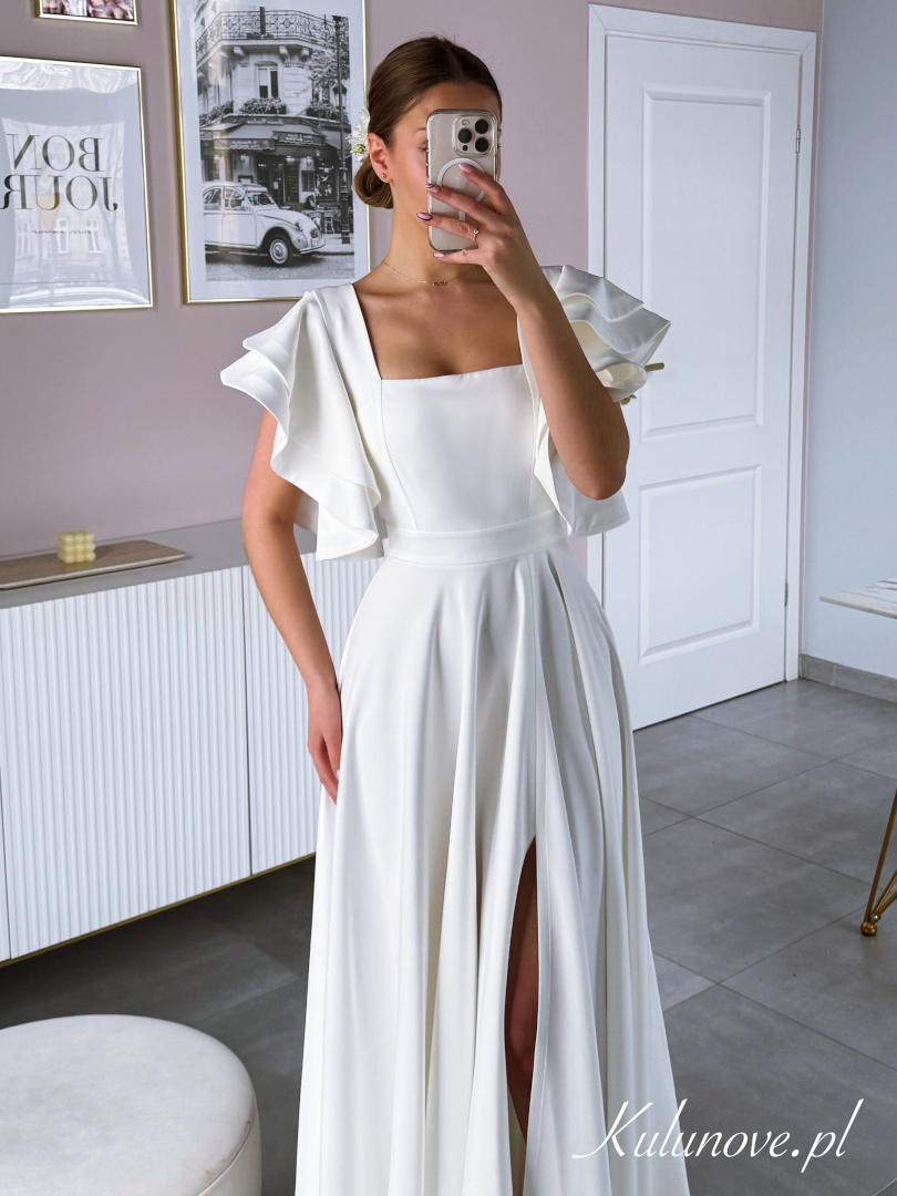 Kleo - ślubna sukienka maxi w kolorze ecru z dekoltem karo i falbaniastymi rękawami