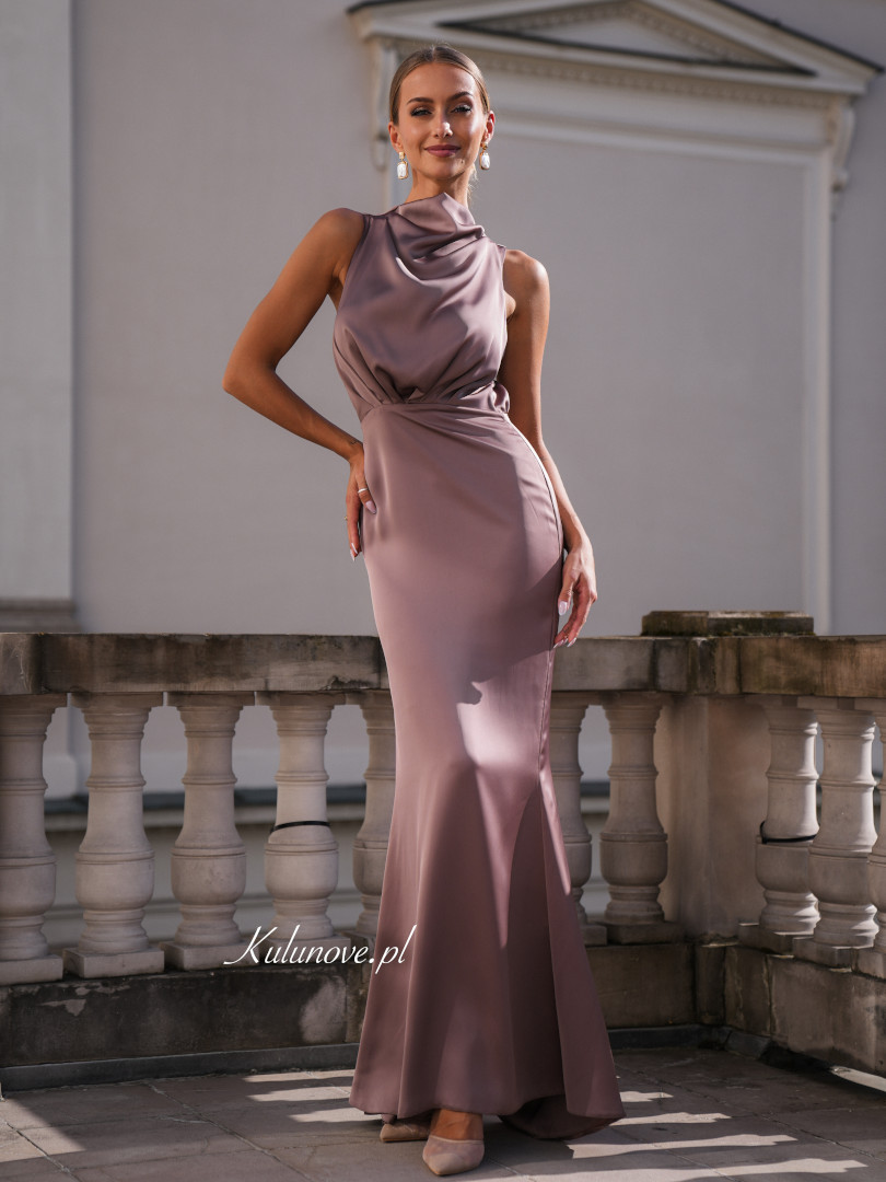 Aria A395 - długa satynowa sukienka wieczorowa w kolorze mocha mousse