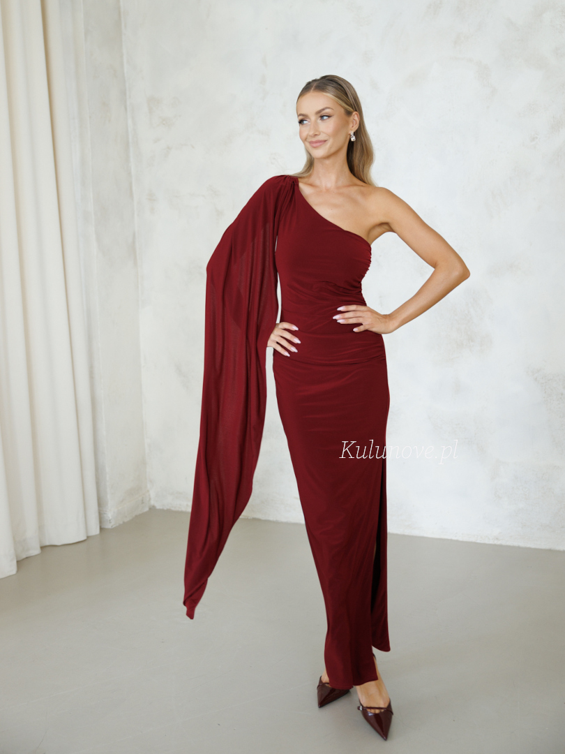 Grace A372 - elegancka sukienka maxi na jedno ramię w kolorze bordowym z efektowną ozdobą