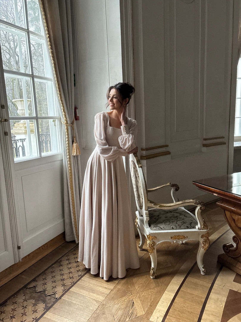 Lea A397 - jasnobeżowa rozłożysta sukienka z eleganckim dekoltem w kształcie karo i szyfonowymi rękawami 