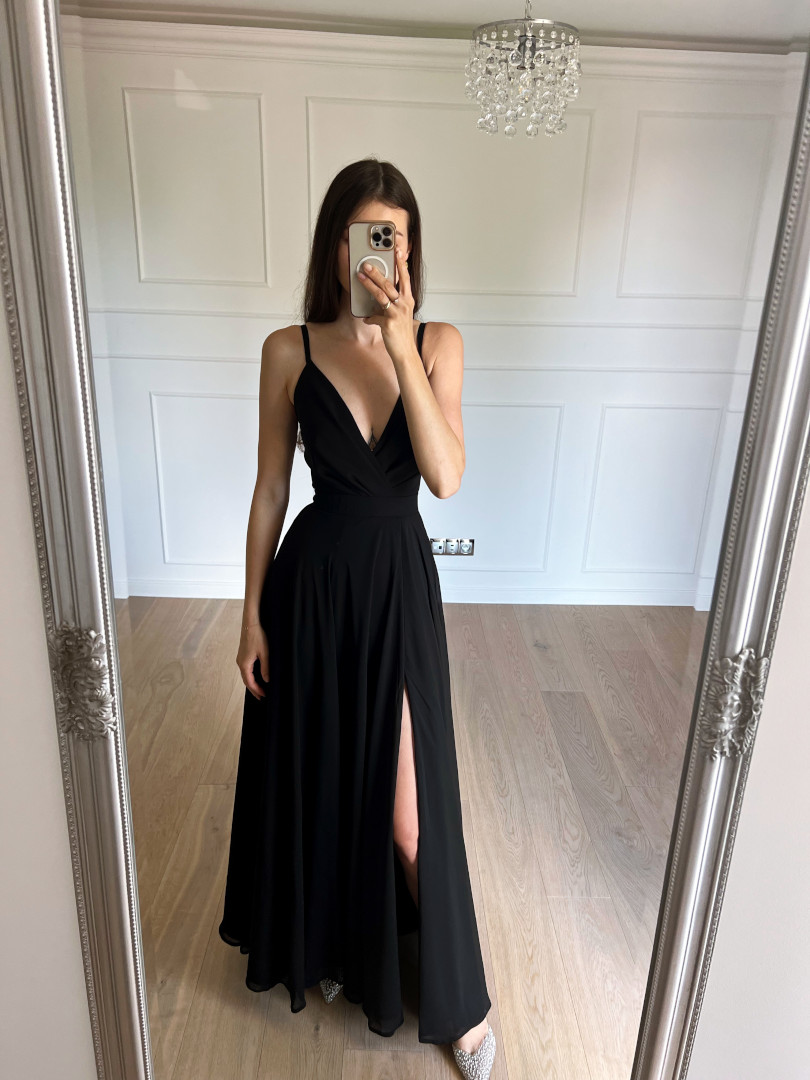 Alruna - elegancka długa suknia szyfonowa w kolorze czarnym z kopertową górą