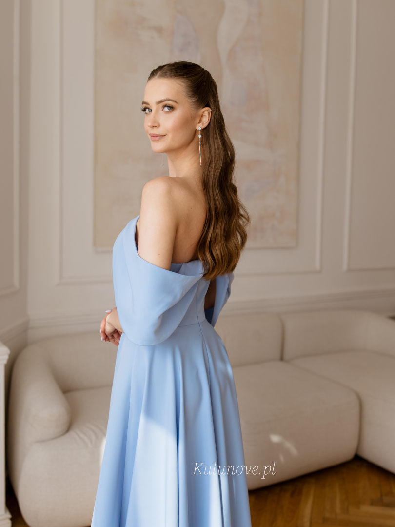 Abby - błękitna stylowa sukienka midi o rozkloszowanej formie na imprezę