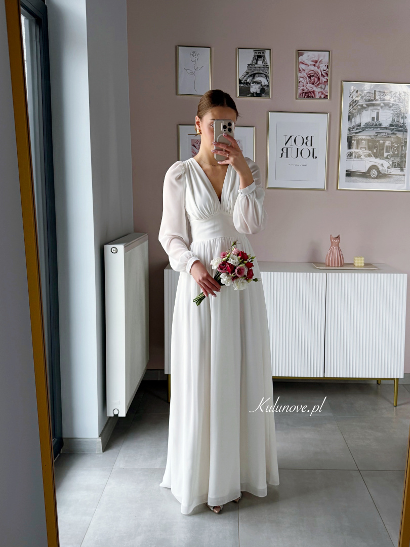 Alma - długa suknia w kolorze ecru z długim szyfonowym rękawem i zabudowanymi plecami