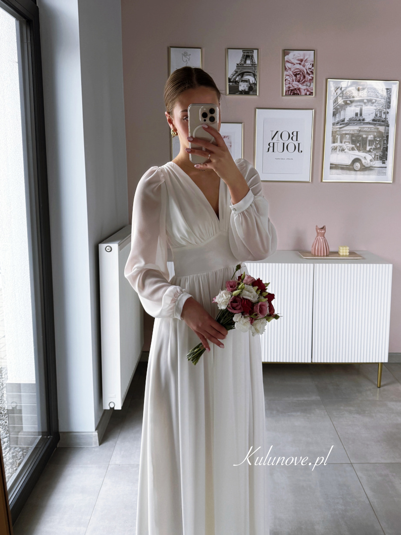 Alma - długa suknia w kolorze ecru z długim szyfonowym rękawem i zabudowanymi plecami