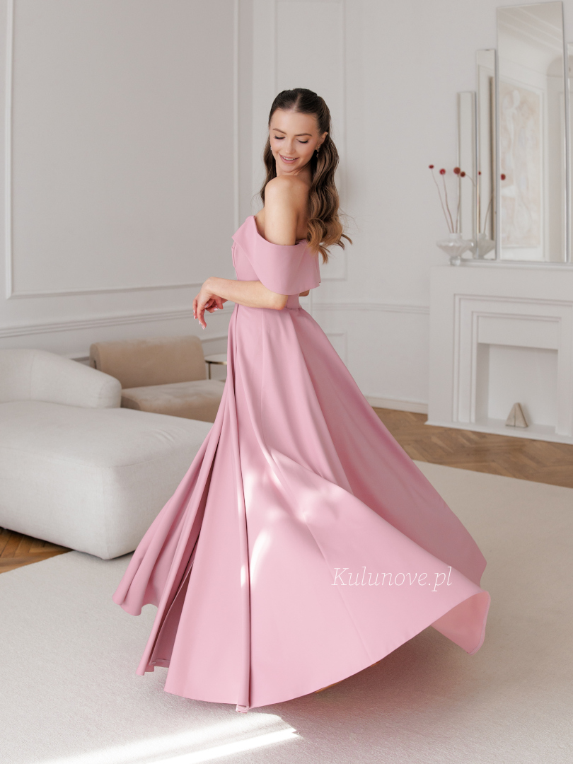 Angelina maxi - rozkloszowana delikatna sukienka w kolorze brudnego różu odkrywająca ramiona z opadającymi rękawkami i gładką tkaniną