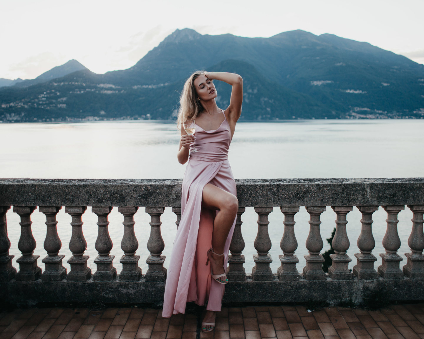 Suknia wieczorowa dla niskich osób - jak ją wybrać?