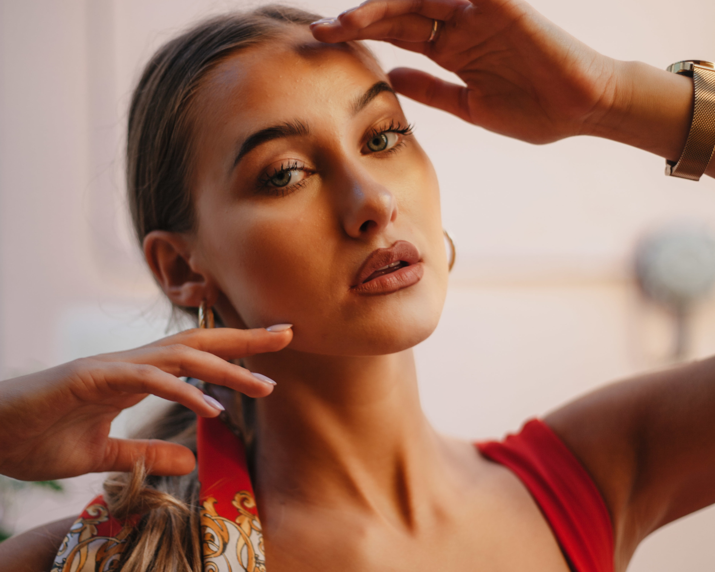 Jaki kolor paznokci do czerwonej sukienki?