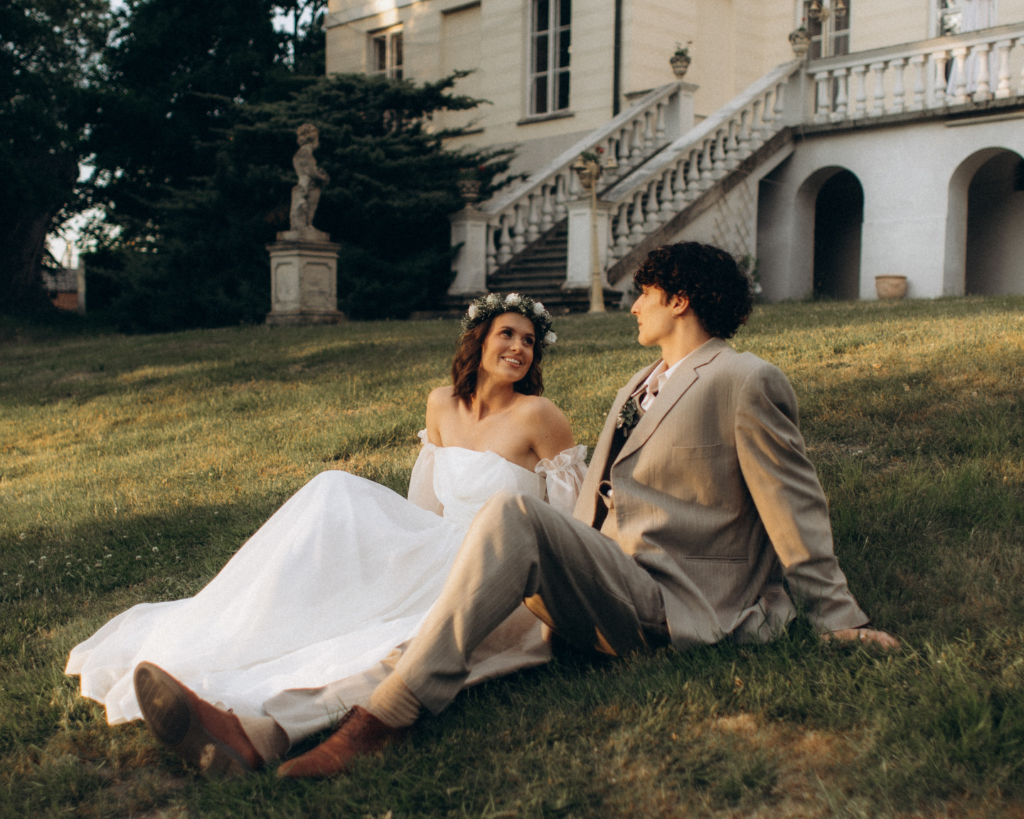 Jaka suknia ślubna do sesji zdjęciowej w plenerze?