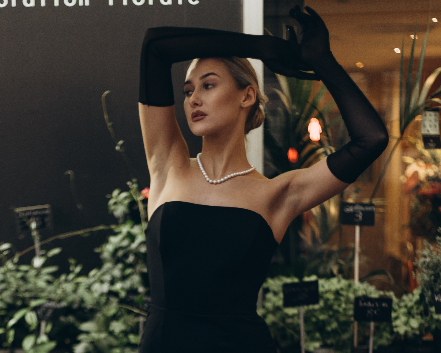 Elegancja w Detalu: Rękawiczki jako Unikalny Dodatek do Długich Sukienek