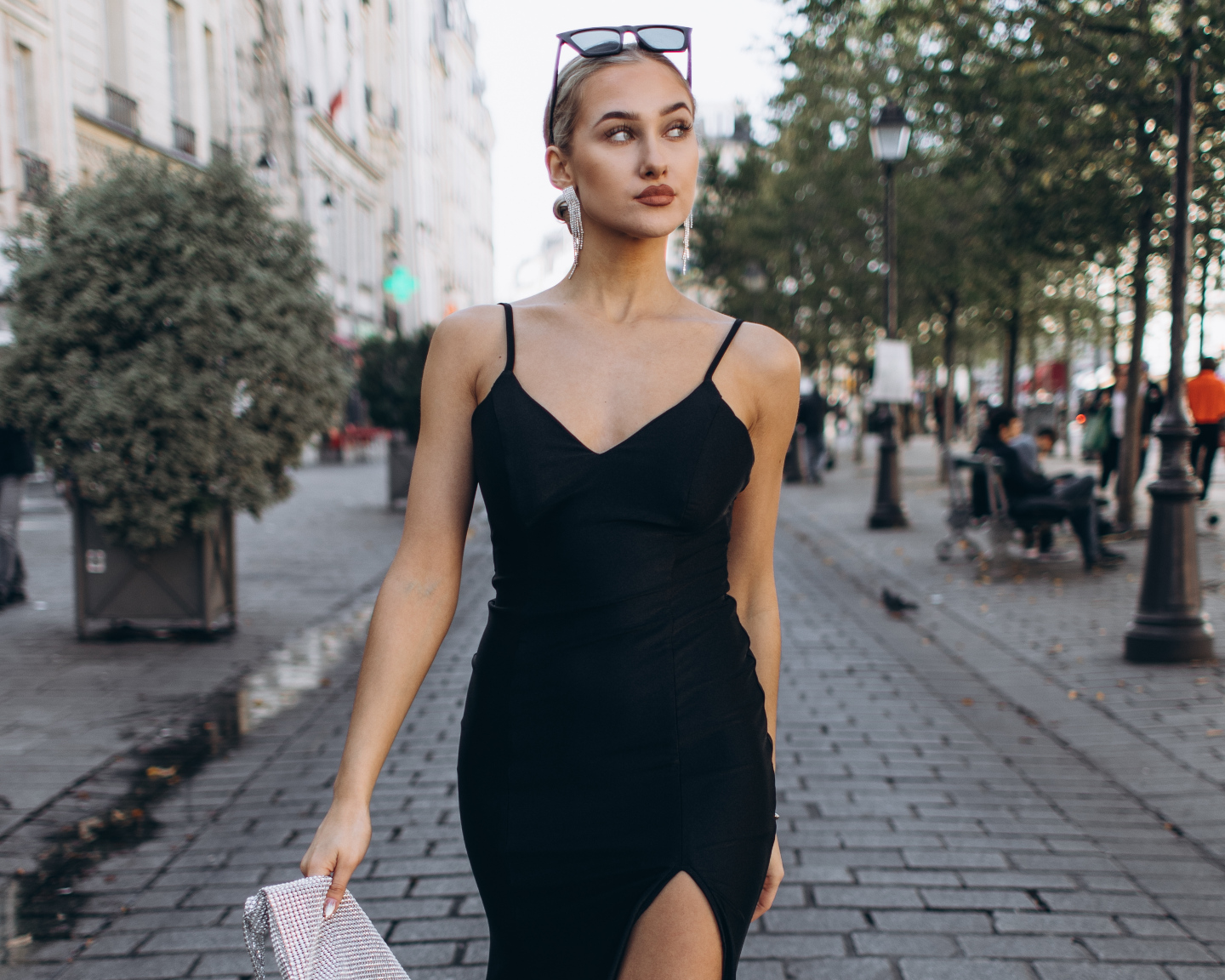 Minimalizm na Czasie: Trend na Sukienki Czarne Maxi