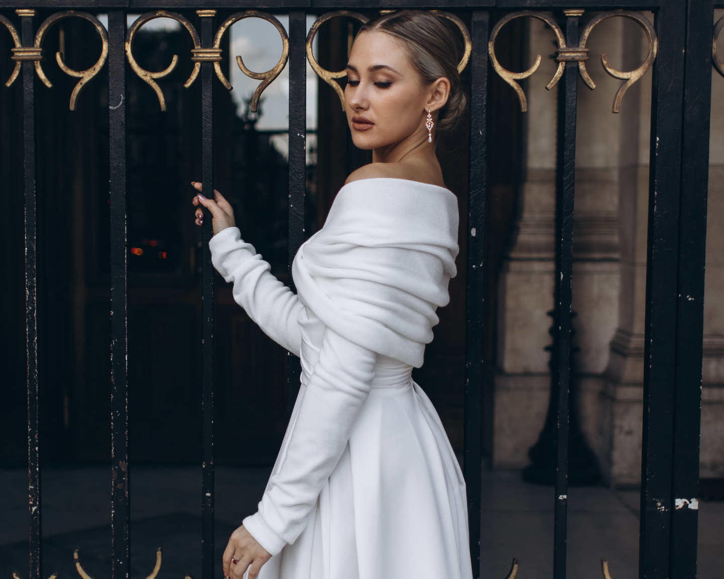 Elegancja w detalach: najpiękniejsze okrycia ślubne