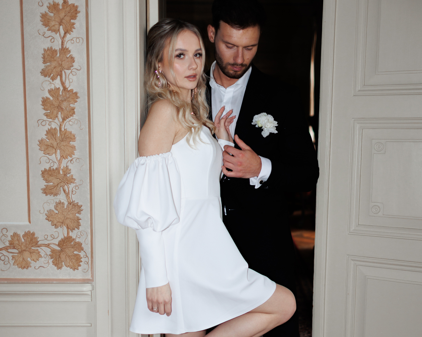 Krótkie suknie ślubne: Wygoda i styl na Twoim weselu