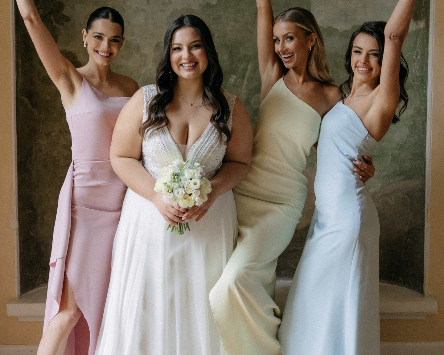 Jakie kolory sukienek dla druhen wybrać? Przegląd najpiękniejszych opcji od beżu po tęczę