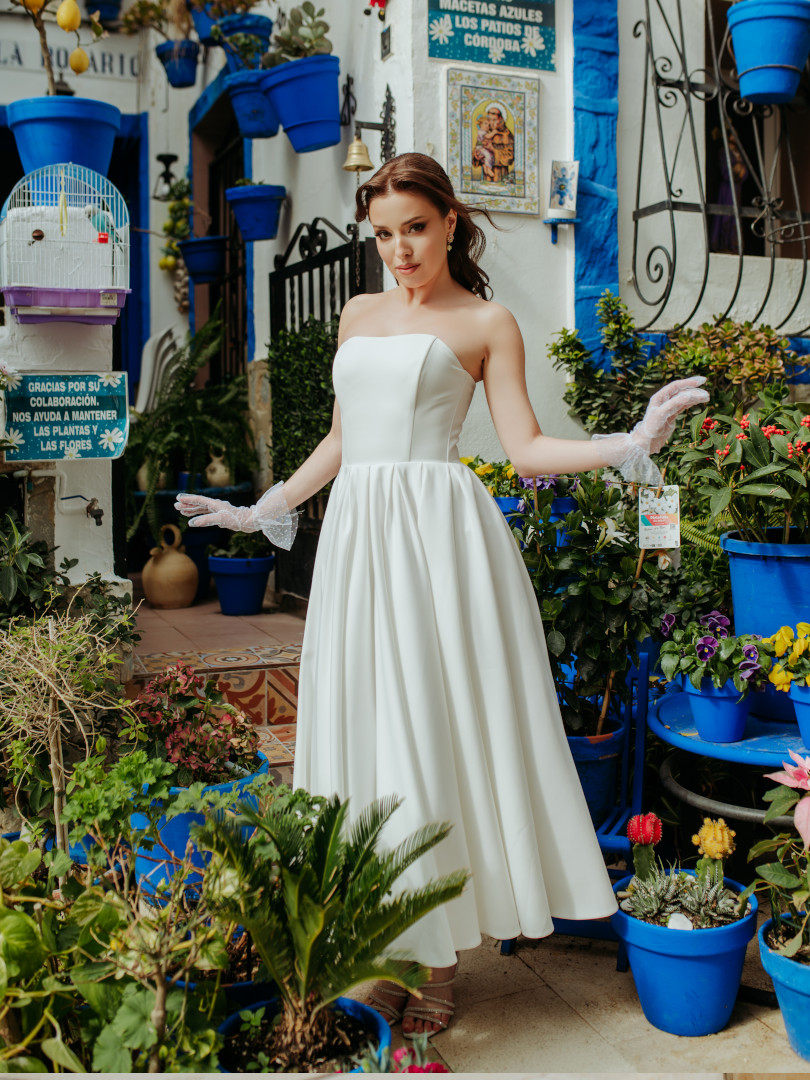 Bombshell midi -  romantyczna sukienka midi w kolorze ecru bez ramiączek z rozkloszowanym i obszernym dołem