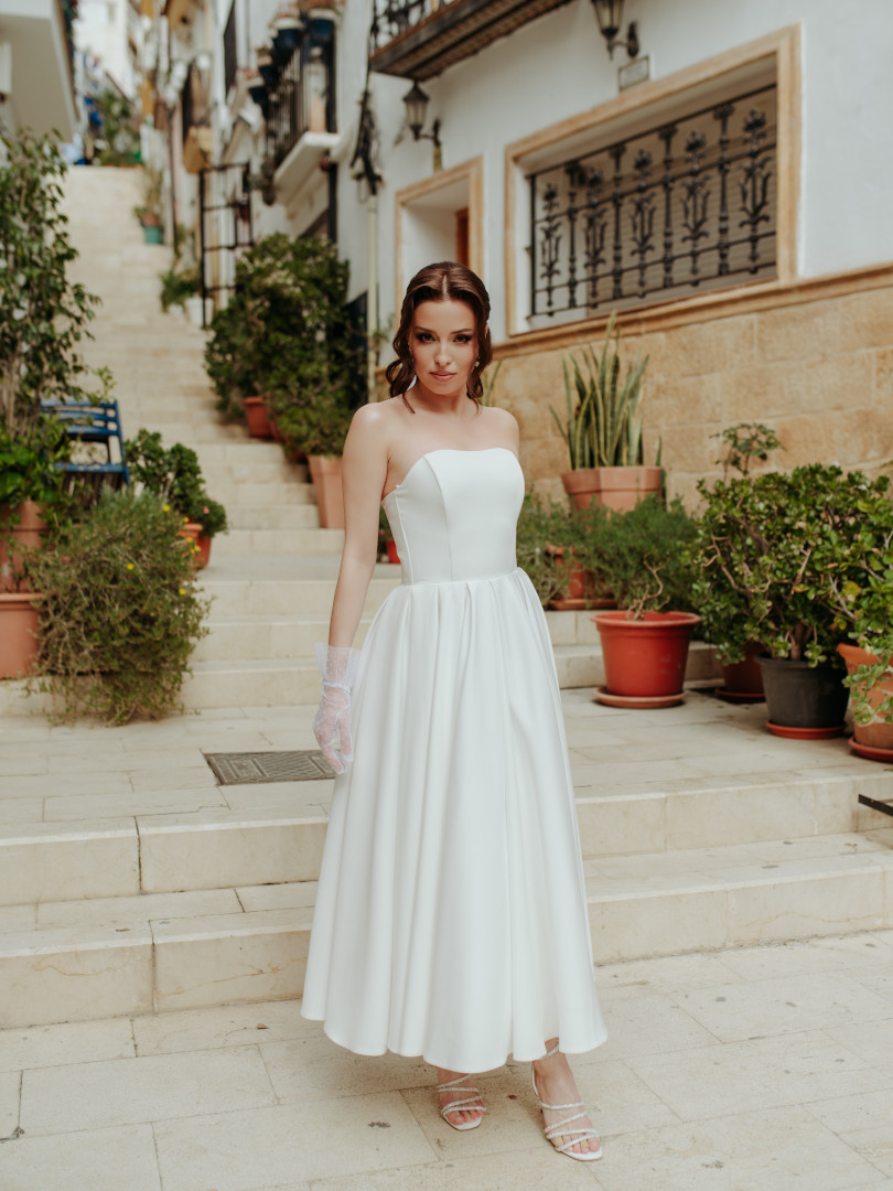 Bombshell midi -  romantyczna sukienka midi w kolorze ecru bez ramiączek z rozkloszowanym i obszernym dołem