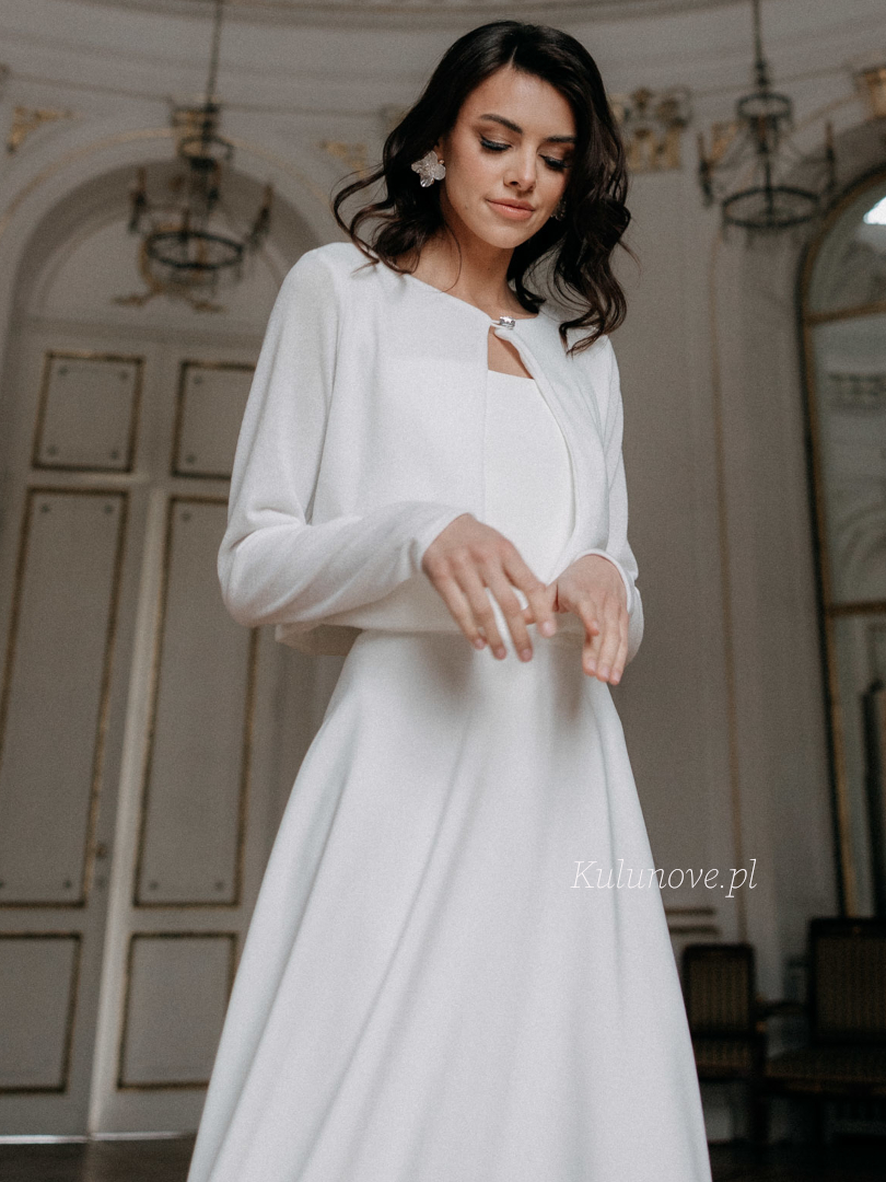 Bolerko ecru z ozdobnym zapięciem z dzianiny