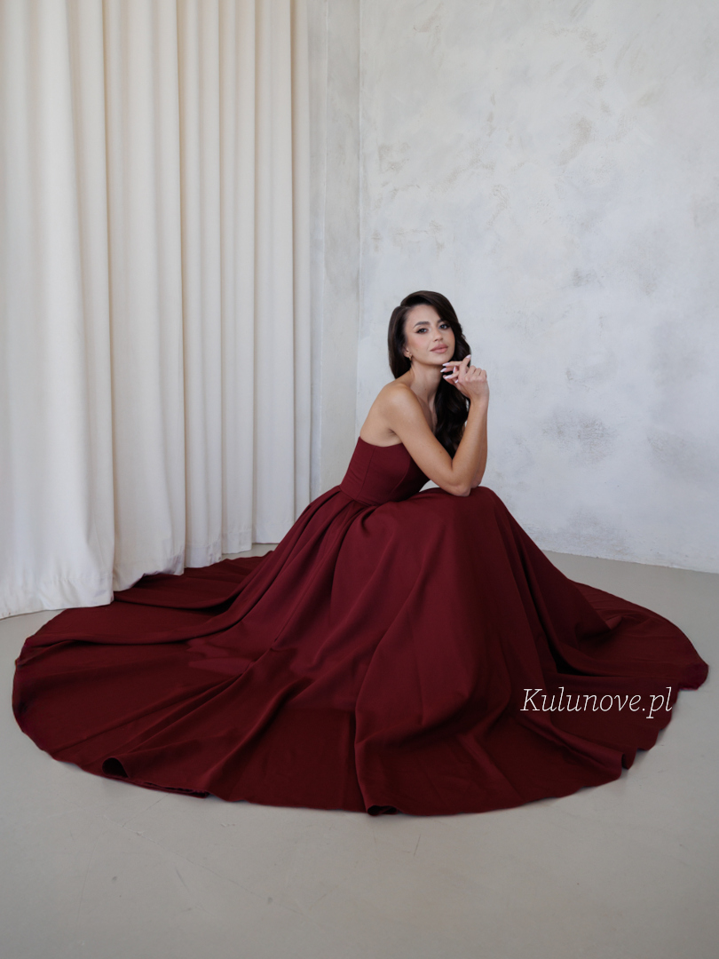 Bombshell - długa bordowa gorsetowa sukienka studniówkowa o kroju księżniczki