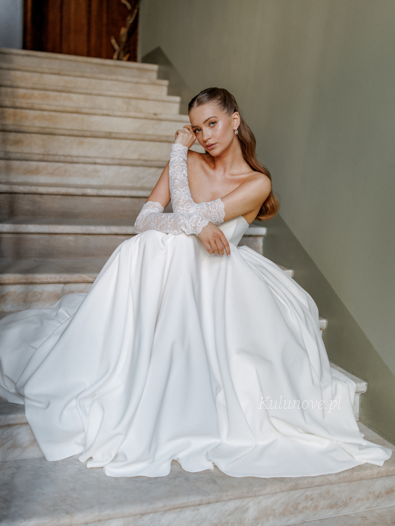 Bombshell - elegancka sukienka ślubna ecru typu księżniczka z gorsetową górą i rozkloszowanym dołem