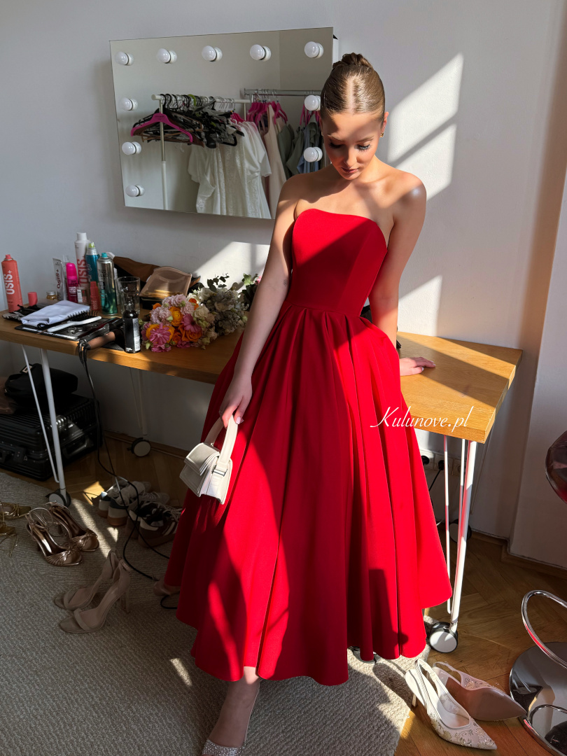 Bombshell midi - efektowna sukienka midi w kolorze czerwonym na wyjątkowe okazje