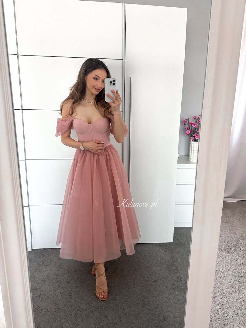 Camila - pudroworóżowa sukienka o długości midi z rozkloszowną spódnicą i gorsetem