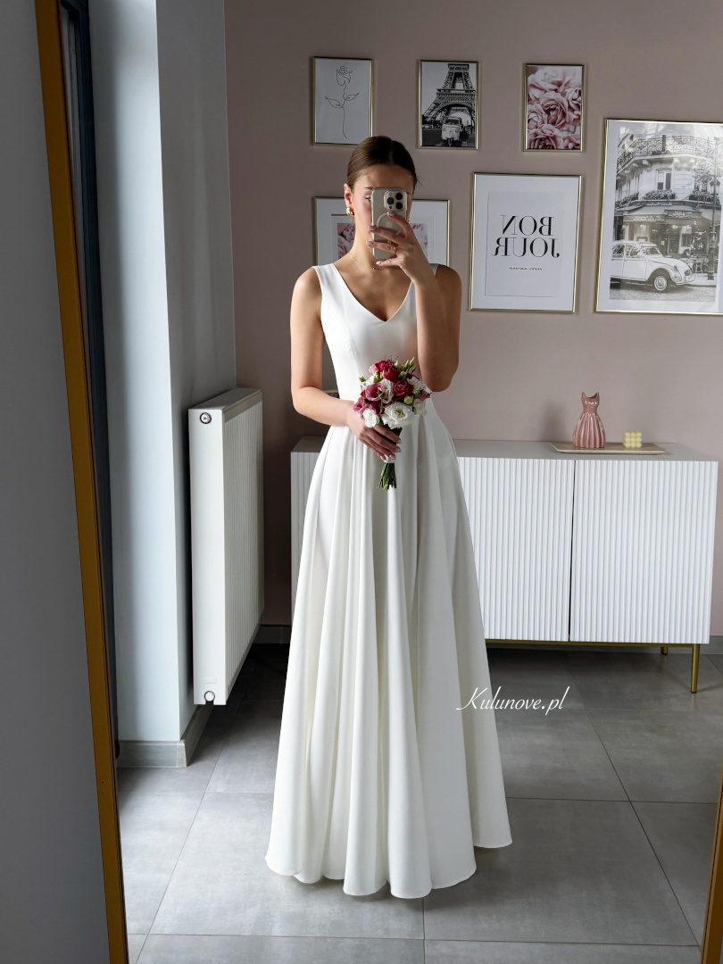 Cynthia - klasyczna, prosta suknia w kolorze śmietankowym