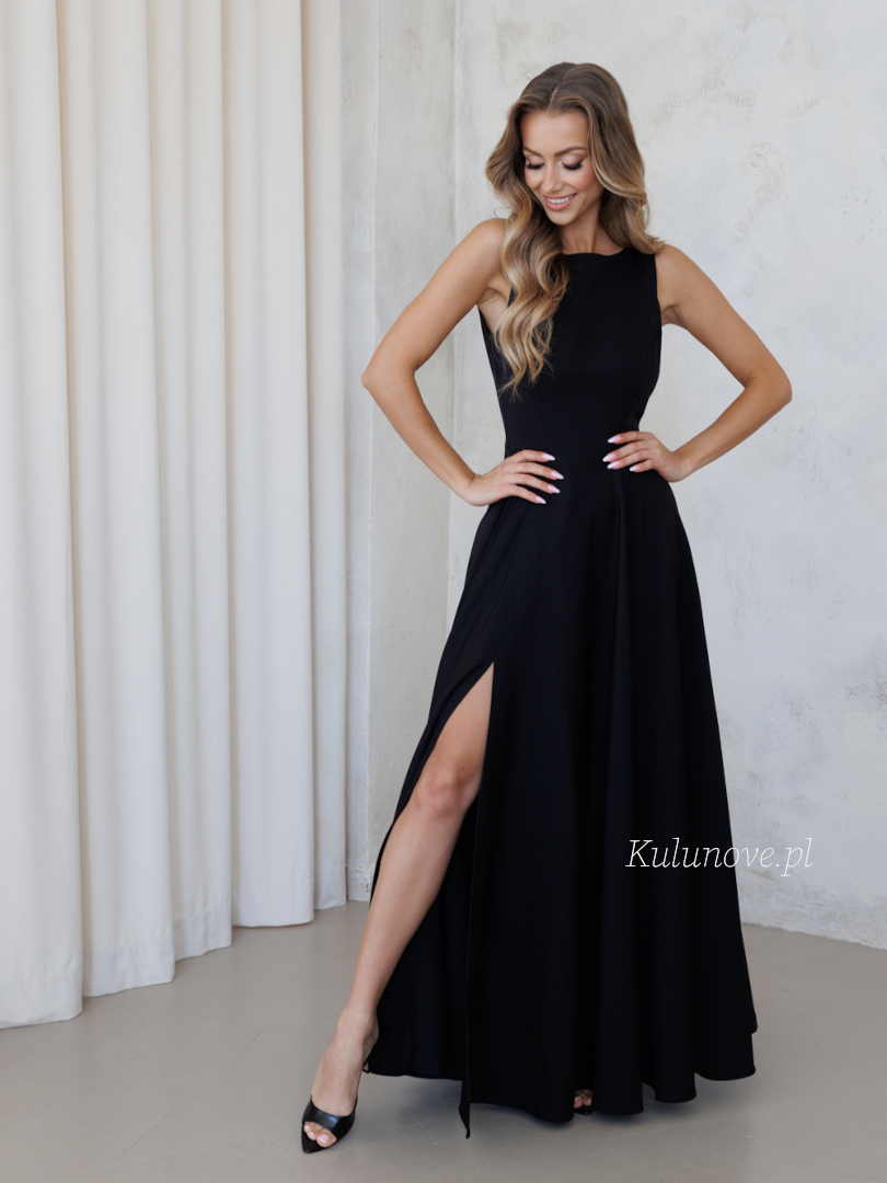 Jules - rozkloszowana sukienka maxi w kolorze czarnym z głębokim wycięciem na plecach  - Kulunove zdjęcie 1