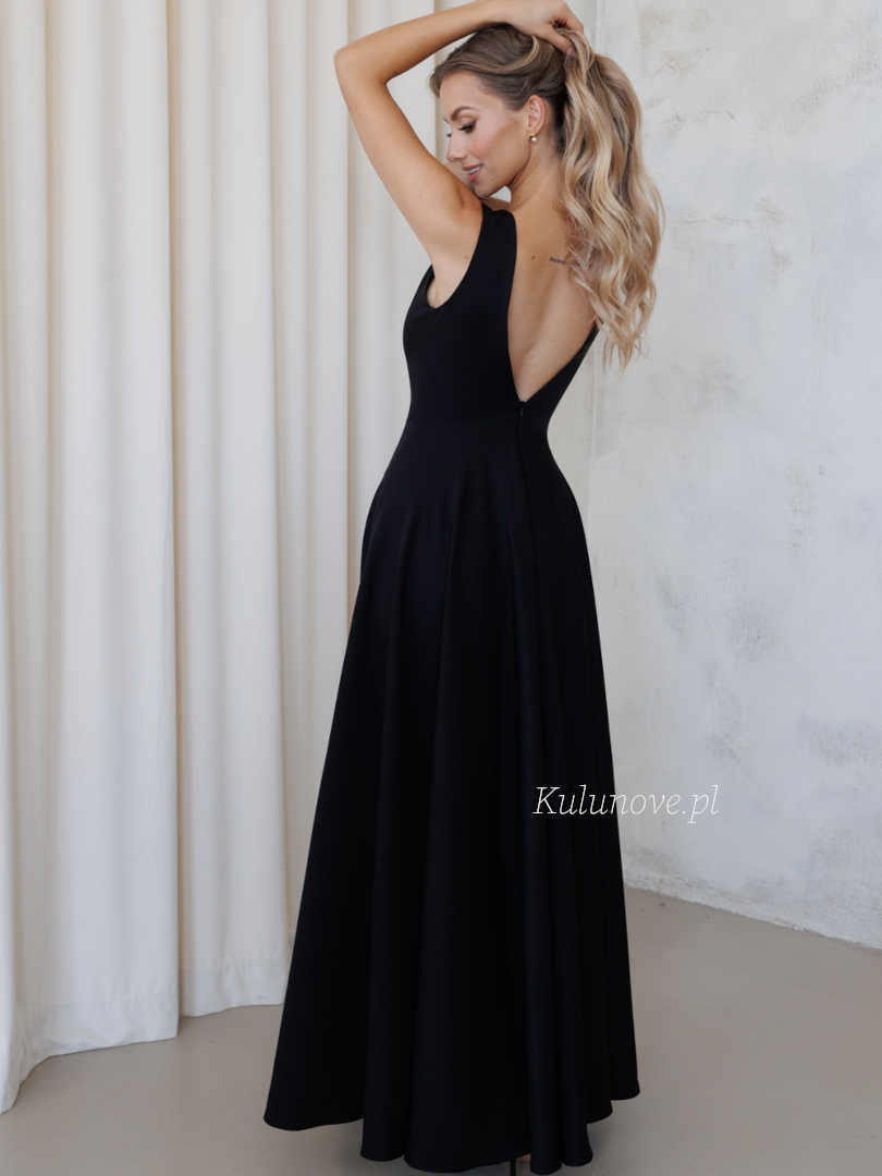 Jules - rozkloszowana sukienka maxi w kolorze czarnym z głębokim wycięciem na plecach  - Kulunove zdjęcie 2