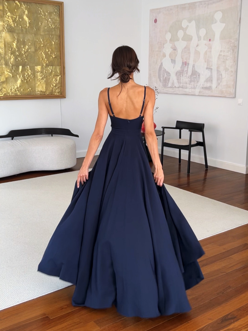 Elisabeth maxi - granatowa sukienka o bardzo rozłożystym dole z dekoltem na zakładkę
