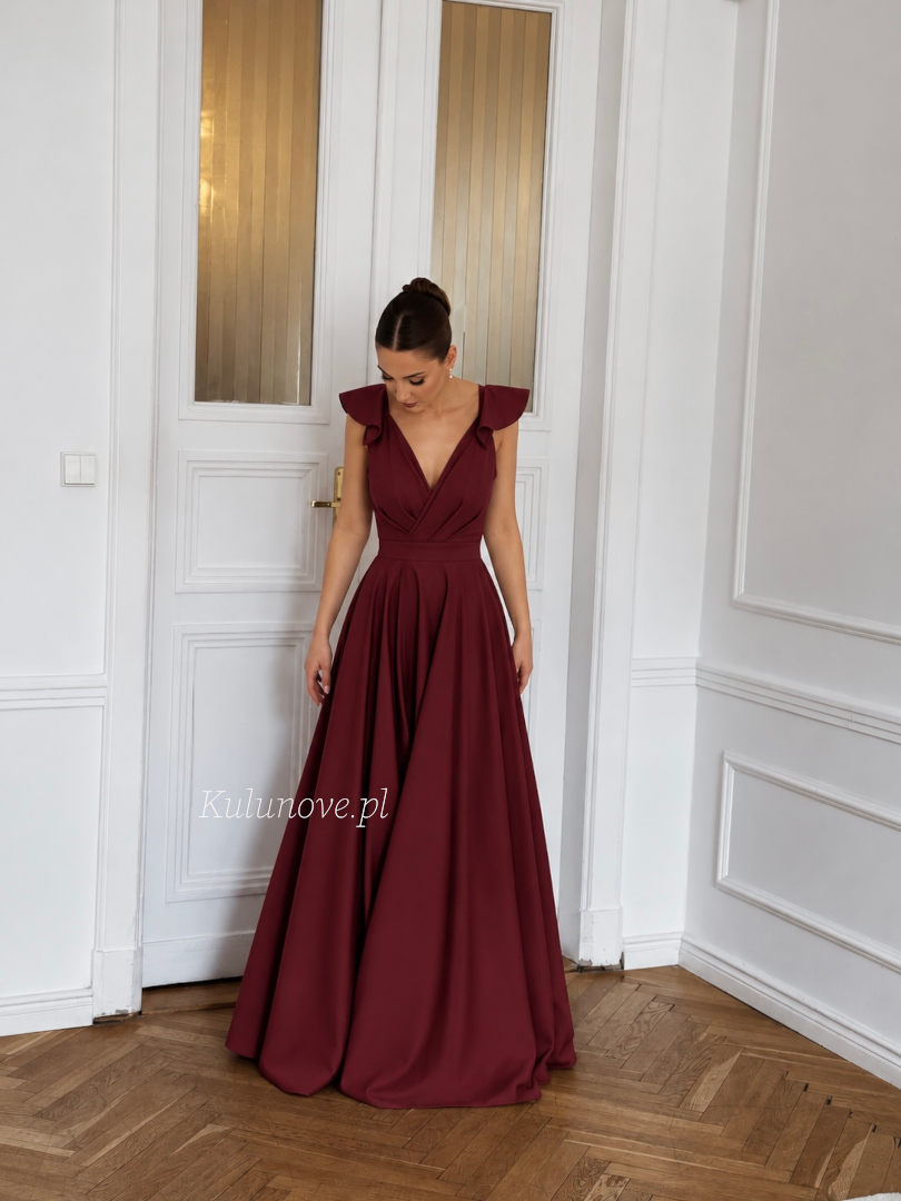 Evelina - bordowa rozkloszowana sukienka maxi z głębokim dekoltem V i falbanowymi ramiączkami