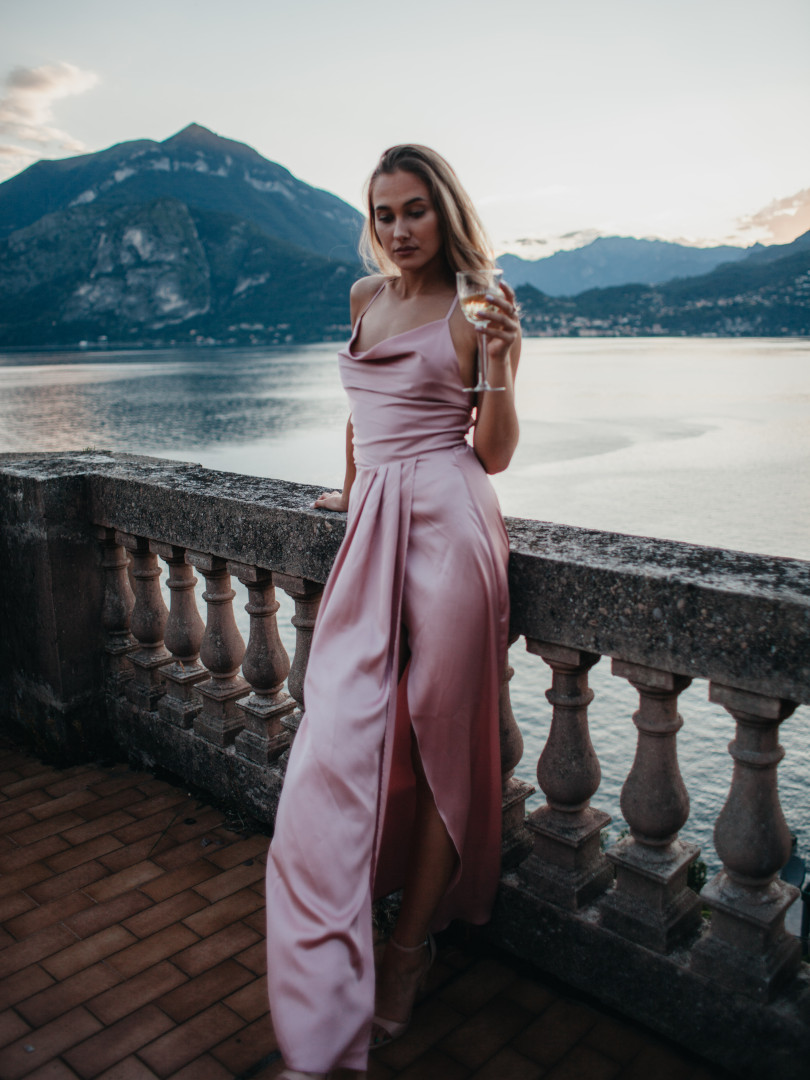 Ava - długa sukienka z satyny w kolorze różowym - Kulunove zdjęcie 3