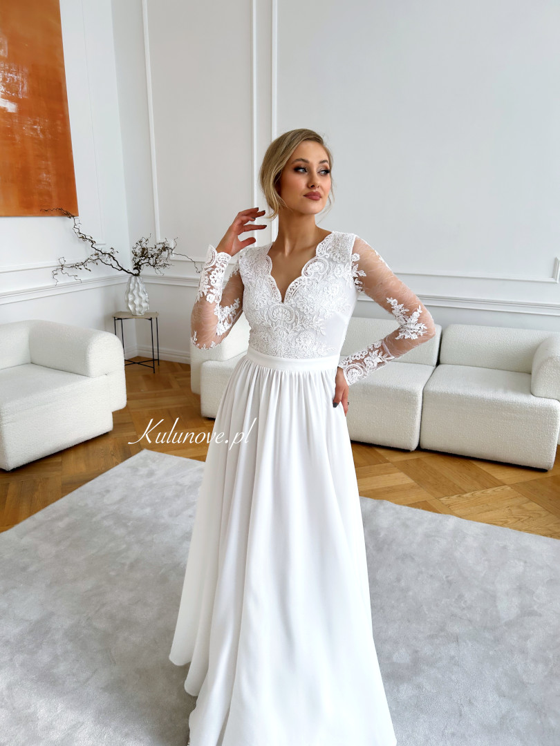 Marietta - biała suknia ślubna z koronkowymi rękawami - Kulunove zdjęcie 3