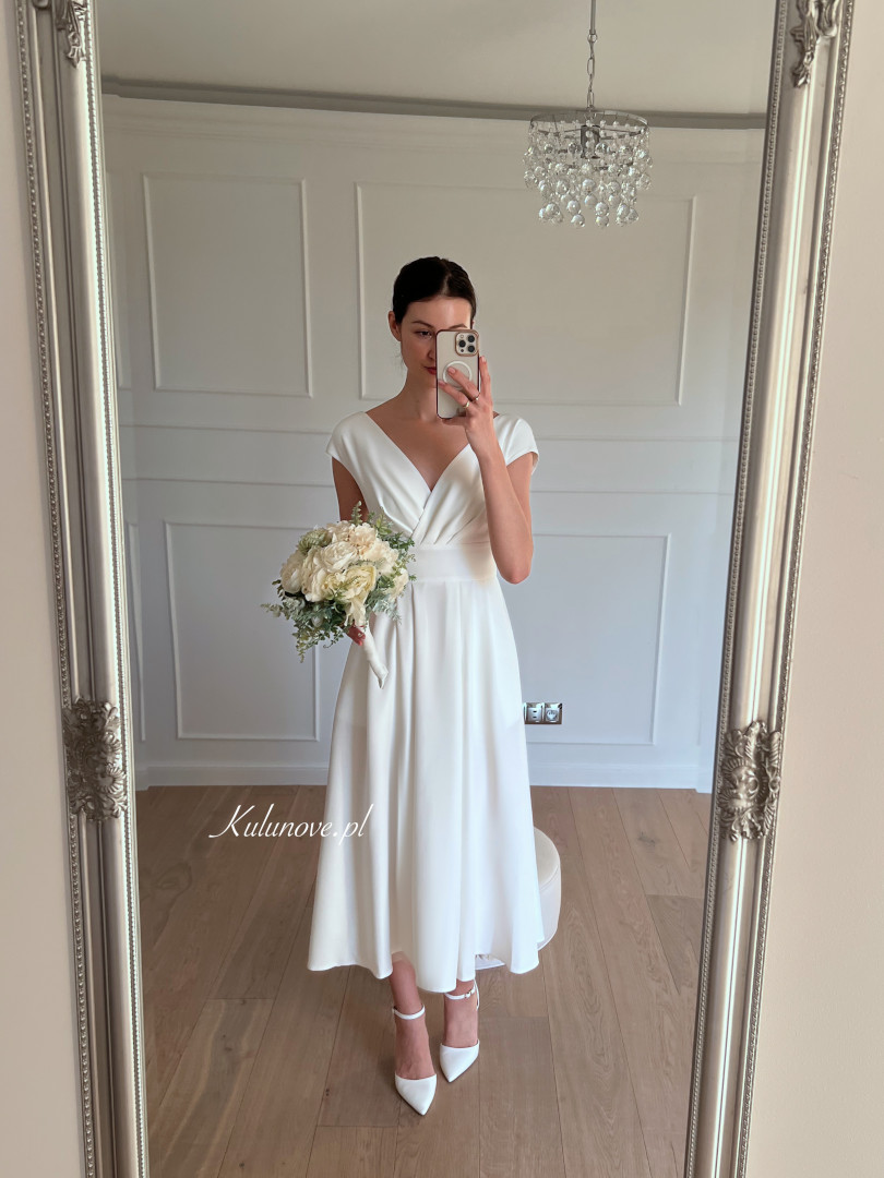 Jolie - sukienka midi delikatnie zakrywająca ramiona w kolorze ecru