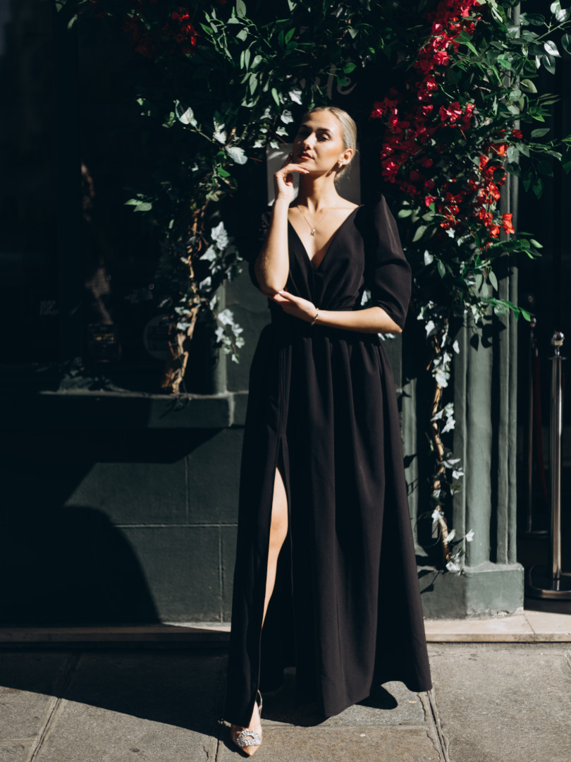 Laurell - czarna sukienka maxi z głębokim dekoltem z bufkami - Kulunove zdjęcie 1