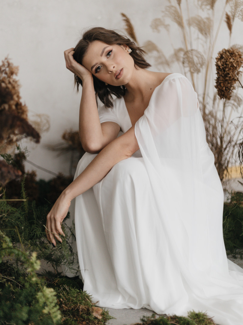 Swan - delikatna, prosta suknia ślubna z zakrytymi ramionami i dekoltem V - Kulunove zdjęcie 4