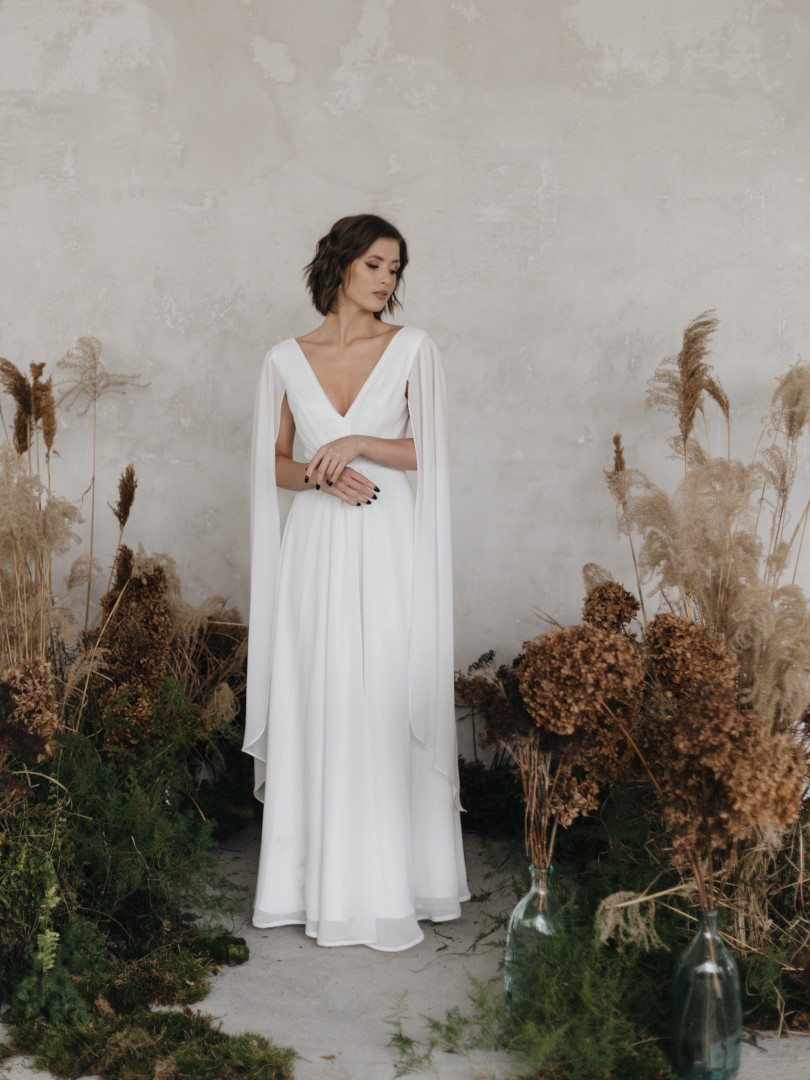 Swan - delikatna, prosta suknia ślubna z zakrytymi ramionami i dekoltem V - Kulunove zdjęcie 1