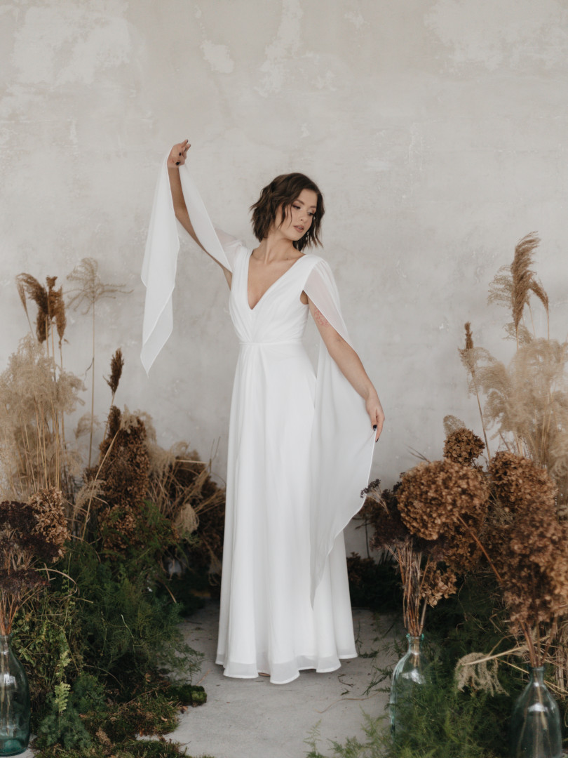 Swan - delikatna, prosta suknia ślubna z zakrytymi ramionami i dekoltem V - Kulunove zdjęcie 3