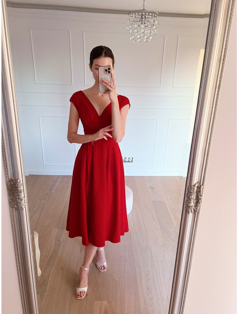 Jolie -  czerwona sukienka midi subtelnie zakrywająca ramiona - Kulunove zdjęcie 2