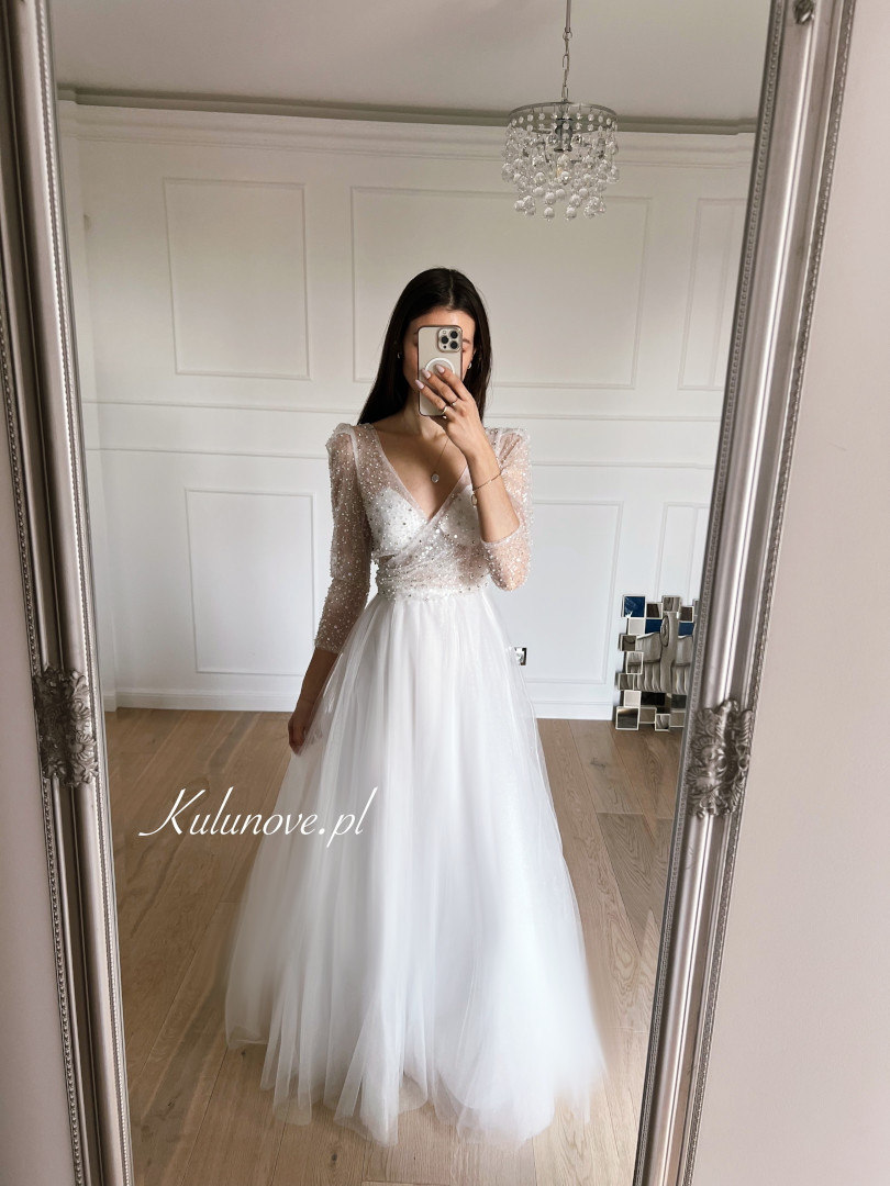Catherine - błyszcząca suknia ślubna z rękawkiem w stylu glamour - Kulunove zdjęcie 1